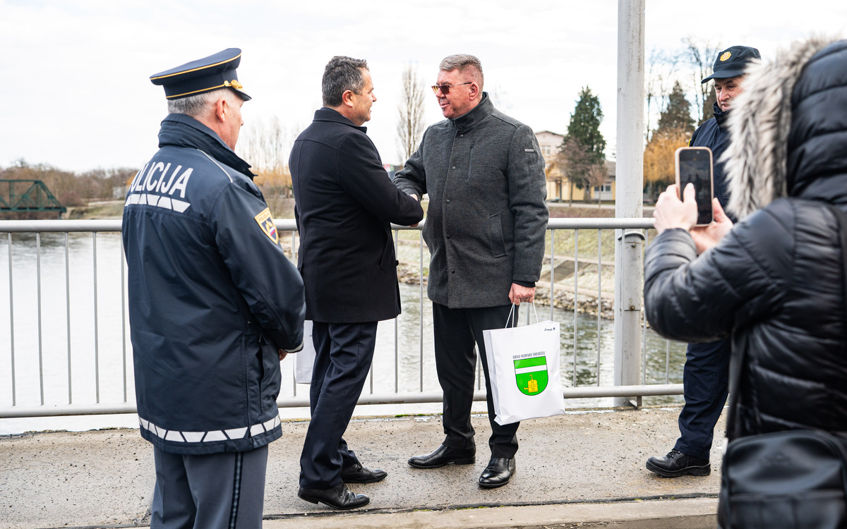 Tradicionalno srečanje na mostu čez reko Muro