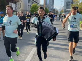Pretekel veliki maraton in pri tem igral harmoniko