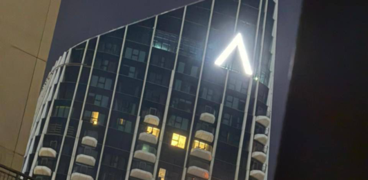 Bližnji vzhod v plamenih: Dron treščil v nebotičnik v Dubaju, raketa zadela italijansko bazo v Erbilu