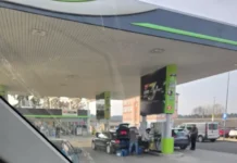 Strah pred podražitvijo: Slovenci množično polnijo rezervoarje in delajo zaloge, goriva ponekod že zmanjkuje