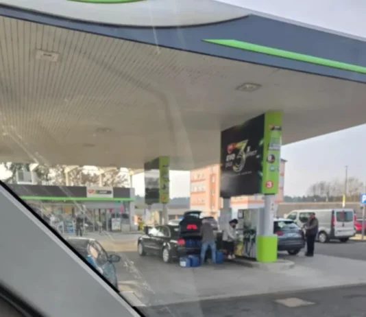 Strah pred podražitvijo: Slovenci množično polnijo rezervoarje in delajo zaloge, goriva ponekod že zmanjkuje